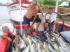 Equipe com dificuldade de andar no barco - muitos peixes